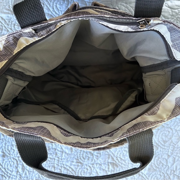 SKIP HOP FASHION DIAPER BAG. ONLY USED OT WHEN WE WENT TO CHURCH~ a few times 😬 - Picture 14 of 15